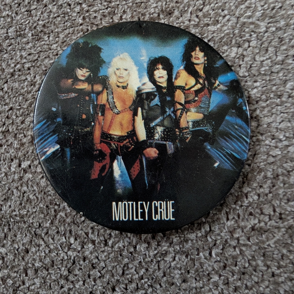 Mötley Crüe Round Band Button Pin - Black & Blue